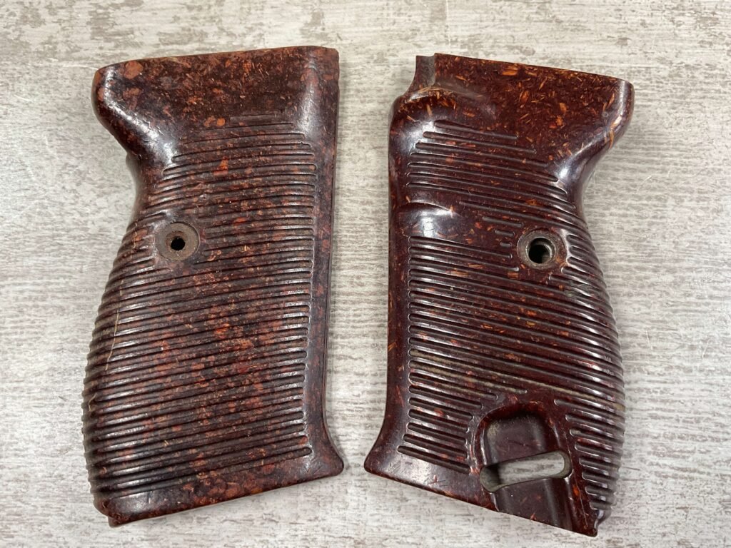 POSSELT/AEG P38 WWII BAKELIT PLASTIC GRIPS