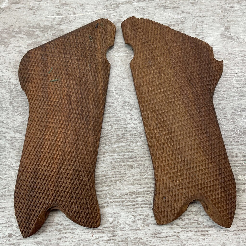 LUGER P08 REPRODUCTION WOODEN GRIPS