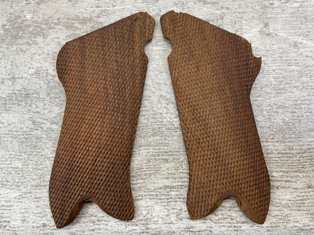 LUGER P08 REPRODUCTION WOODEN GRIPS