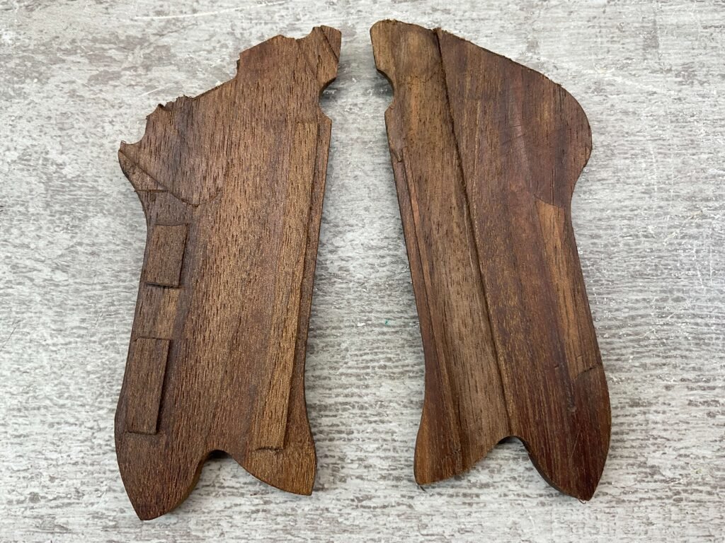 LUGER P08 REPRODUCTION WOODEN GRIPS