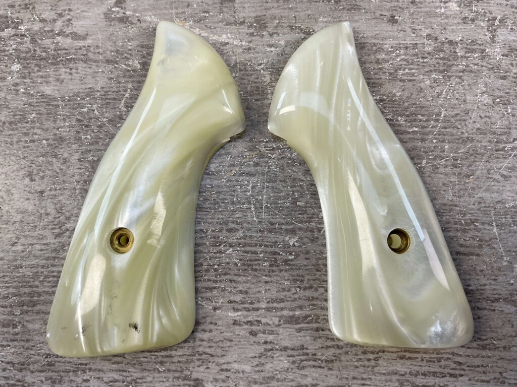 AJAX CUSTOM GRIPS ROSSI M88, M68 (SMALL) WHITE PEARLITE COLORED GRIPS #5-11606