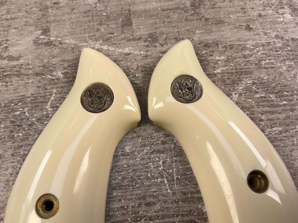 AJAX CUSTOM GRIPS 22 S&W "J" FRAME, ROUND BUTT, IVORY POLYMER COLORED GRIPS #5-11607