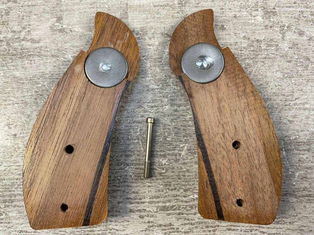 SMITH & WESSON 22 S&W "J" FRAME, ROUND BUTT MAGNA GRIPS & SCREW INCLUDED #5-11608