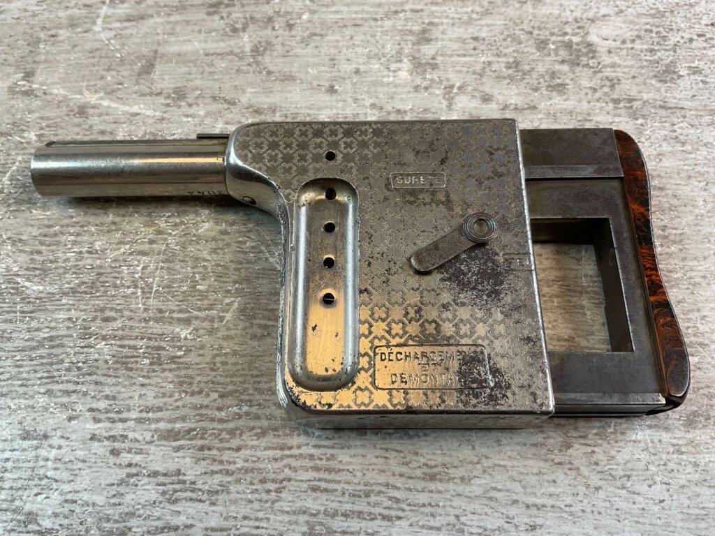 ETCHED FRANÇAISE D’ARMES DE ST. ETIENNE MITRAILLEUSE PALM SQUEEZER PISTOL, JAMES EARL JONES COLLECTION, ANTIQUE #5-10921-PF