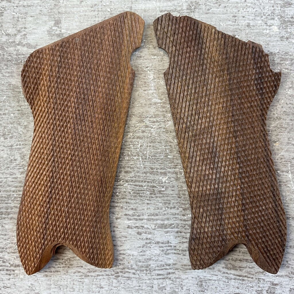 GERMAN LUGER P08 NON-MATCHING REPRODUCTION GRIPS, JAMES EARL JONES COLLECTION #5-11619