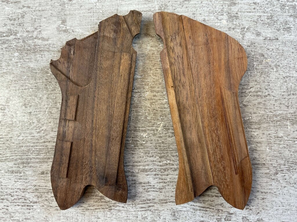 GERMAN LUGER P08 NON-MATCHING REPRODUCTION GRIPS, JAMES EARL JONES COLLECTION #5-11619