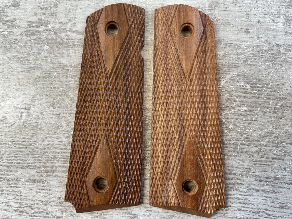 REPRODUCTION 1911 DBL DIAMOND CHECKERED WOODEN GRIPS, JAMES EARL JONES COLLECTION #5-11726