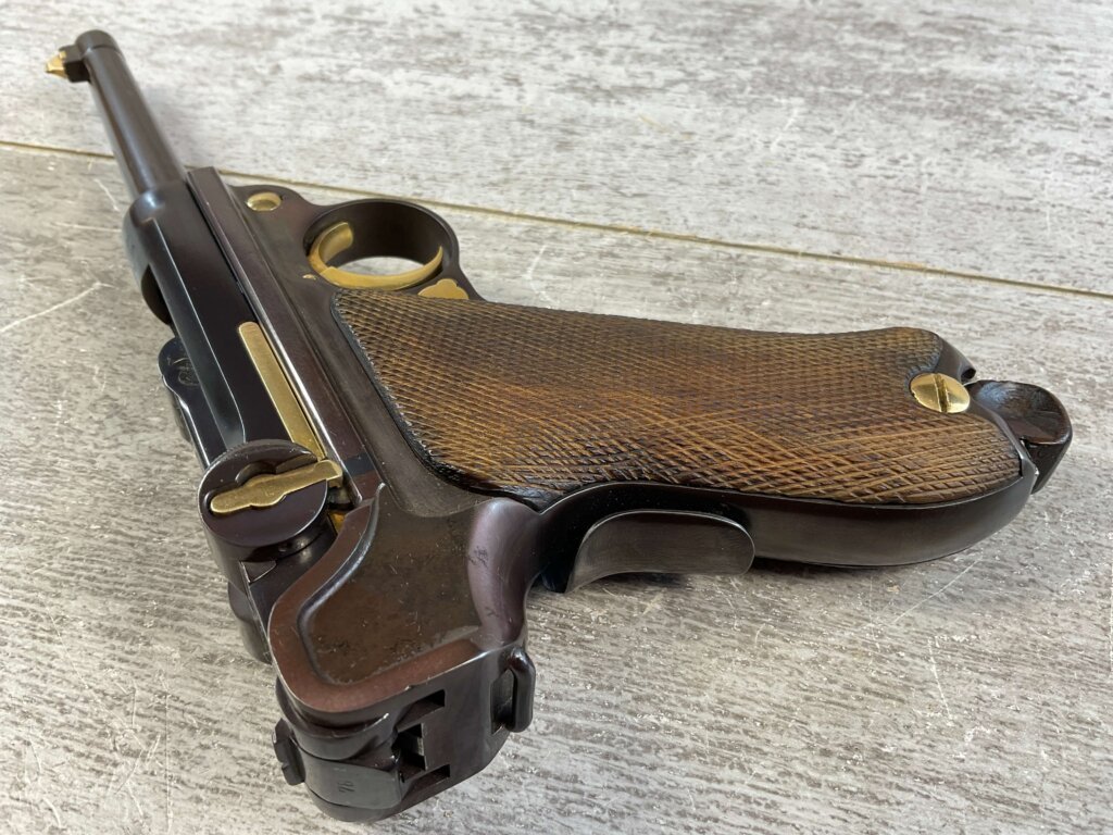 DWM 1900 AMERICAN EAGLE 4" .30 LUGER (7.65X21) P08 LUGER IN WOODEN DISPLAY CASE #6-06010-PF