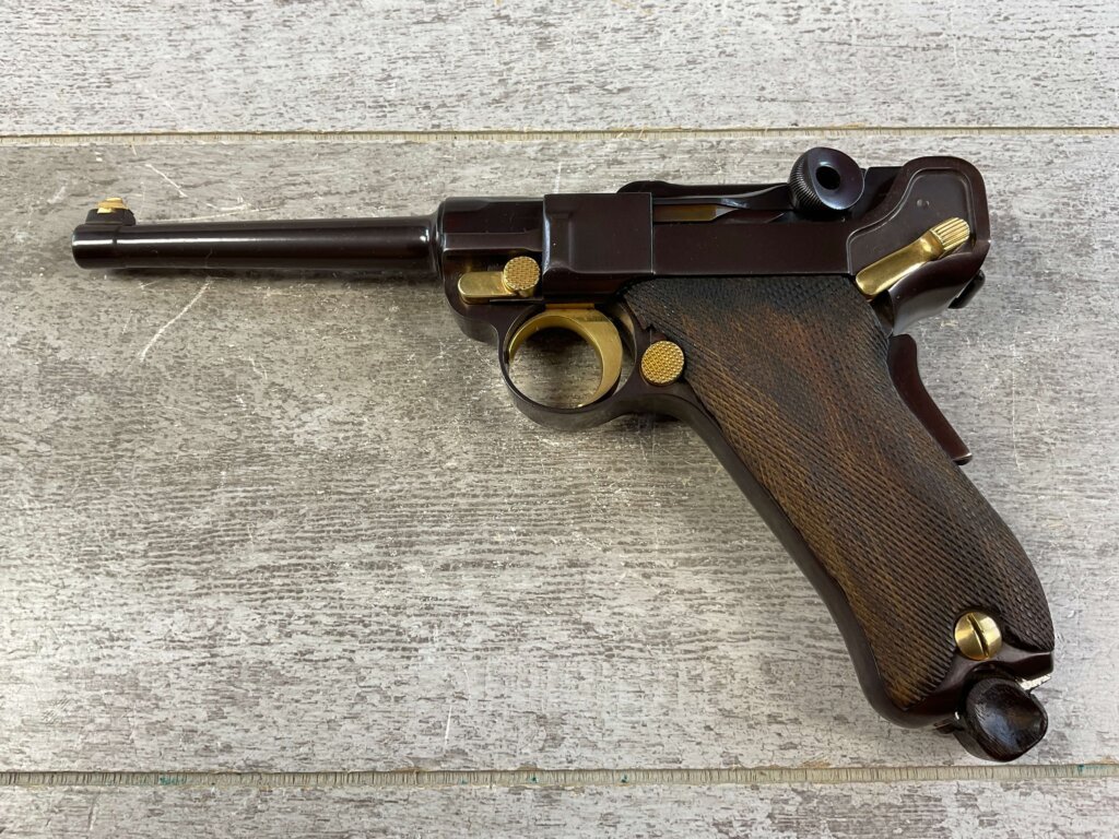 DWM 1900 AMERICAN EAGLE 4" .30 LUGER (7.65X21) P08 LUGER IN WOODEN DISPLAY CASE #6-06010-PF