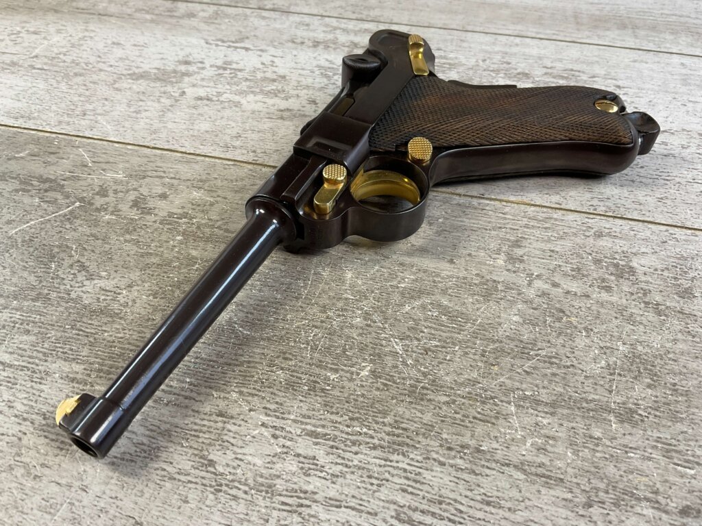 DWM 1900 AMERICAN EAGLE 4" .30 LUGER (7.65X21) P08 LUGER IN WOODEN DISPLAY CASE #6-06010-PF