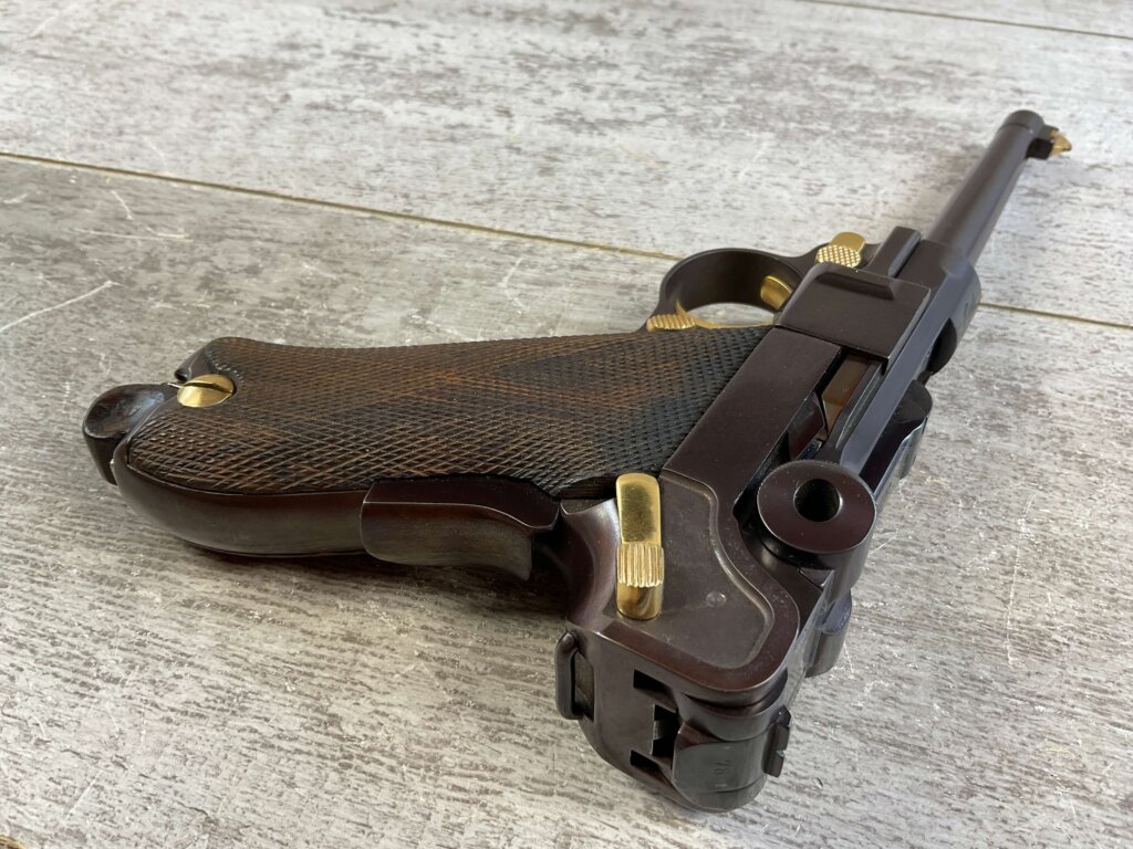 DWM 1900 AMERICAN EAGLE 4" .30 LUGER (7.65X21) P08 LUGER IN WOODEN DISPLAY CASE #6-06010-PF