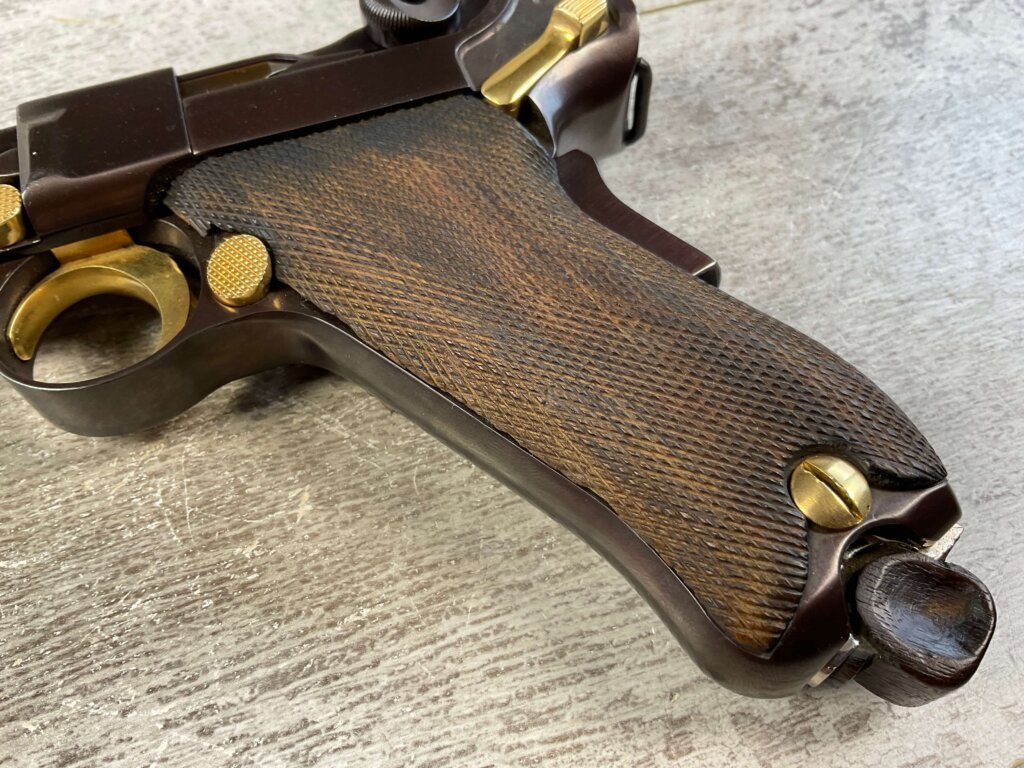 DWM 1900 AMERICAN EAGLE 4" .30 LUGER (7.65X21) P08 LUGER IN WOODEN DISPLAY CASE #6-06010-PF