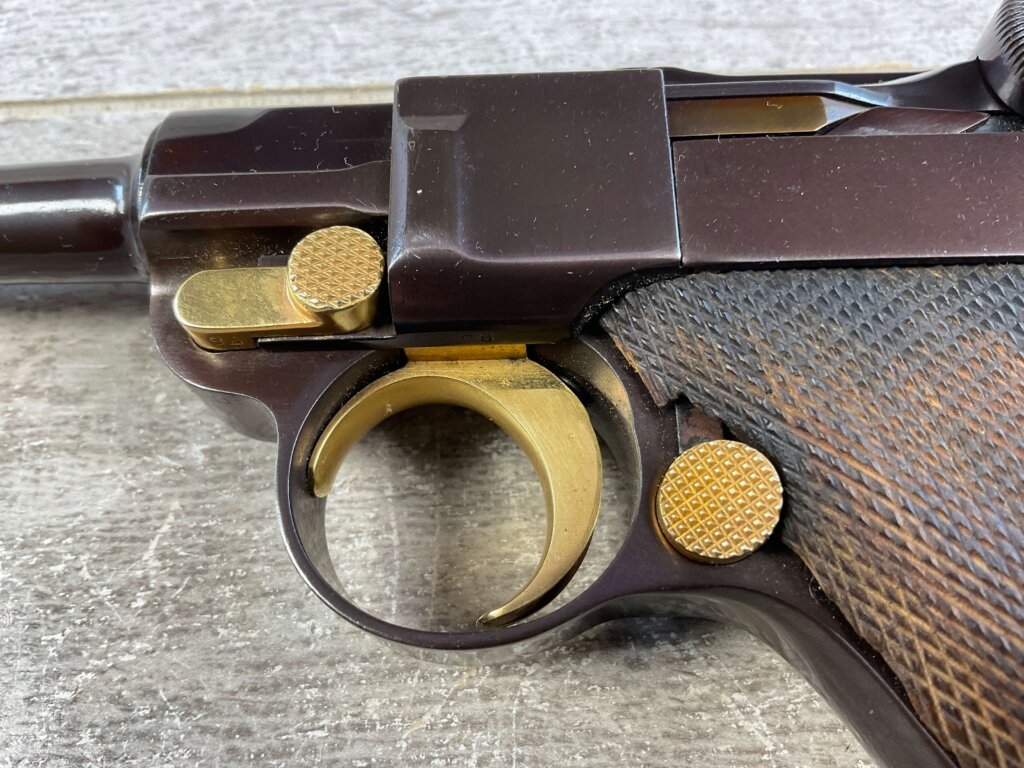 DWM 1900 AMERICAN EAGLE 4" .30 LUGER (7.65X21) P08 LUGER IN WOODEN DISPLAY CASE #6-06010-PF