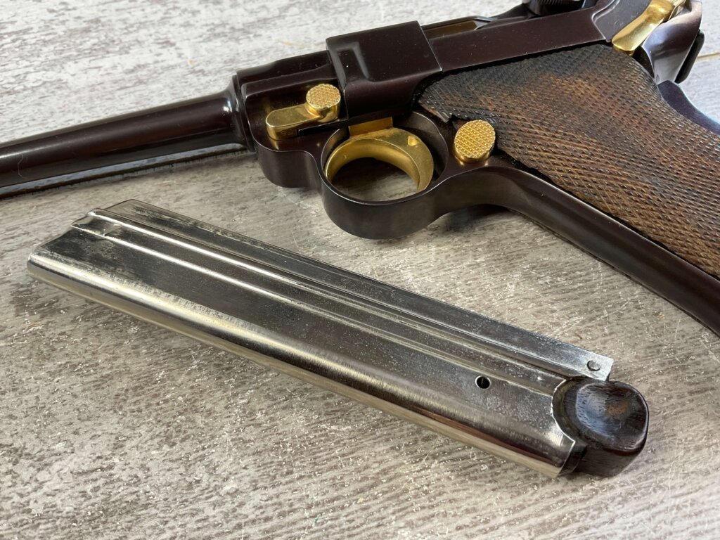 DWM 1900 AMERICAN EAGLE 4" .30 LUGER (7.65X21) P08 LUGER IN WOODEN DISPLAY CASE #6-06010-PF