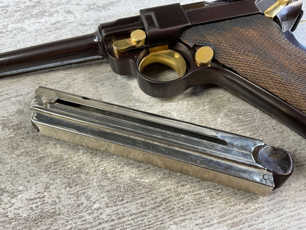 DWM 1900 AMERICAN EAGLE 4" .30 LUGER (7.65X21) P08 LUGER IN WOODEN DISPLAY CASE #6-06010-PF