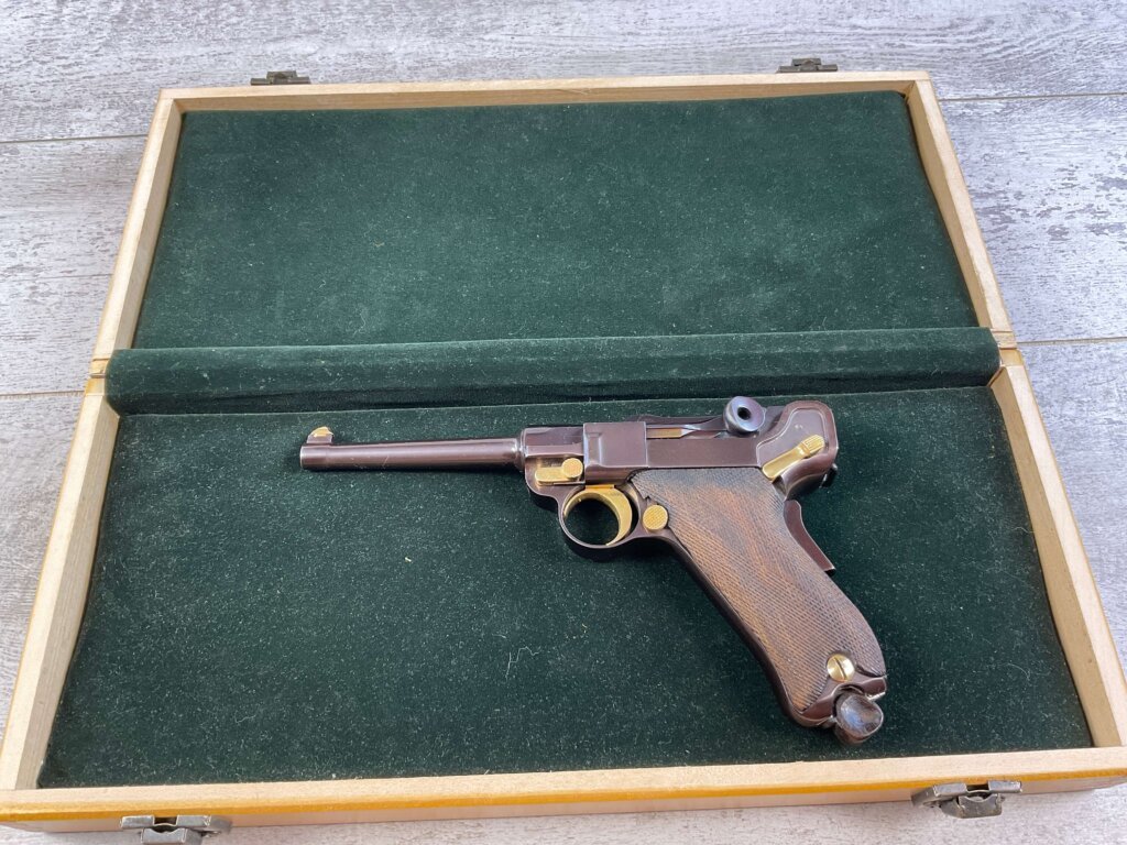 DWM 1900 AMERICAN EAGLE 4" .30 LUGER (7.65X21) P08 LUGER IN WOODEN DISPLAY CASE #6-06010-PF